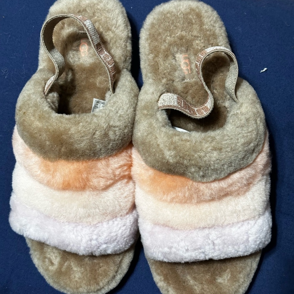 UGG SLIPPERS
